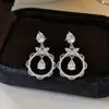 Aretes de Flor de Circonia Aguja Plateada, Estilo Bosque Frescos y Dulces Exquisitos Versátiles con un Toque de Lujo Ligero y Sensación de Alta Gama para Mujer