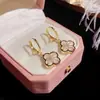 Nuevos pendientes populares populares Flor de trébol microincrustada de alta calidad luz de lujo elegante retro estilo étnico hebilla de oreja simple
