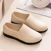 Zapatos populares de PVC para madres de mediana edad y ancianos, cómodos para usar al aire libre, antideslizantes, de suela blanda, mocasines de trabajo impermeables