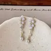 Brincos Exquisitos de Nicho Estilo Francês com uma Vibração de Luxo Minimalista, Apresentando Pequenos Tachas Elegantes, Simples e Modernas de Franja de Pérola