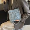 Bolso popular de este año para mujer, nueva tendencia 2024, bolso de cadena de mezclilla personalizado, bolso de un solo hombro con cordón a juego debajo del brazo