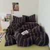 Juego de cuatro piezas de terciopelo de leche a rayas de invierno, que incluye una funda de edredón gruesa de forro polar coral de doble cara antiestática, sábana y juego de ropa de cama de tres piezas