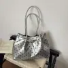 A bolsa tote doce popular deste ano para mulheres é a nova bolsa de ombro de bolinhas com laço de 2026, bolsa de axila da moda