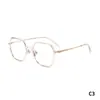 Mukoo Eyewear ofrece cientos de armazones de anteojos versátiles que pueden marcar la diferencia en tu estilo.. Gafas sencillas de montura grande que hacen que tu rostro se vea más pequeño
