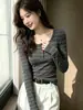 Blusa de manga comprida listrada para mulheres, novo estilo coreano, outono e inverno, senso de design, versátil, estiloso, manga comprida de outono e inverno, gola semiaberta, top justo
