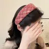 Faixa de Cabelo de Lã Xadrez Vermelho para Natal e Ano Novo Estilo Coreano Pequeno Estilo Fragrante Faixa Larga para Cabelo Grampo de Cabelo de Luxo Leve de Alta Qualidade para Mulheres