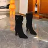 Botas de tornozelo de salto alto com bico fino para mulheres, nova coleção outono/inverno 2026, salto grosso, botas ajustadas com detalhe de fivela, elegantes botas de cano médio