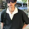 Camisa de manga corta de dos piezas de imitación texturizada, moderna y a la moda, versátil con un diseño de empalme, polo de color liso con cuello camisero para hombre