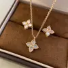 2025 Nuevo Collar de Trébol de Cuatro Hojas para Mujer Flor Pequeña Rombo de Nácar Blanco Accesible para Presbicia Lujo de Gama Alta Colgante Cadena para Clavícula