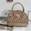 Bolso de concha de nicho estilo francés vintage para mujer, Nuevo de moda 2025 estilo Hong Kong material de retazos bolso de hombro y cruzado para mujer