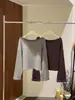 HOO Otoño Temprano Nuevo Francés Perezoso Un Hombro Diagonal Hombro Dobladillo Enrollado Simple Versátil para el Trabajo con Capucha WYB073