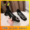 Sapatos Femininos de Salto Grosso 2025 Primavera Novo Estilo Camurça Bico Quadrado Boca Rasa Strass Fivela Quadrada Elegante Solado Macio Confortável Salto Médio Sapatos de Salto Único