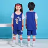 Traje de ropa de baloncesto para niños estudiantes de primaria ropa de entrenamiento ropa de actuación falso dos manga corta entrenamiento jardín de infantes ropa de pelota al por mayor