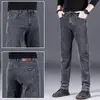 Jeans casuais versáteis de algodão com stretch, corte reto slim-fit masculino, marca importada francesa, na cor cinza esfumaçado, novo modelo de primavera