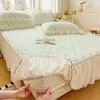 Falda de cama de encaje arrugado Clase A y sábana bajera dos en uno, juego acolchado de tres piezas, protector de colchón universal para todas las estaciones