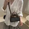 Bolso pequeño cuadrado de diseño único para mujer, nuevo modelo otoño 2026, diseño versátil de bloques de color, bolso de hombro/cruzado de lujo ligero y elegante