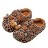 Chinelos de algodão infantis de inverno, quentes e forrados com fleece, impermeáveis, estampa de leopardo, para bebês e crianças pequenas, antiderrapantes, com design de calcanhar fechado