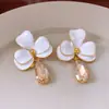 Brincos Pingente Flor Gota de Óleo Estilo Vintage Prateado, Brincos de Tarraxa Exquisitos e Modernos Estilo Chanel, Brincos Simples e Versáteis Venda por Atacado