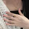 Anel de Ouro Novo Estilo Vintage Chinês Retro Ultra-Pesado com Micro-Incustações de Diamante Brilhante com uma Pequena Fechadura em Lingote Estilo Livro Vermelho para Mulheres
