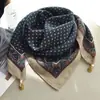 Pañuelo Cuadrado con Hebilla Magnética 65 Pañuelo Pequeño de Seda Pañuelo Pequeño para Protección de Cuello de Primavera y Otoño Pañuelo Pequeño para Mujer Sensación de Alta Gama Estilo Coreano Elegante Combinable Pañuelo de Seda para Mujer