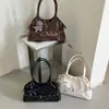 Bolso de hombro tipo biker de cuero con cera aceitosa de moda estilo coreano, bolso tote de gran capacidad para mujer, bolso de hombro vintage versátil y moderno para el día a día.