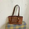 Bolso de Axila Mate Retro Maillard para Mujer Otoño Gran Capacidad Moderno Fresco Remache Casual para Viajar Bolso de Hombro Único