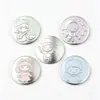 Crachás de metal podem ser impressos com logotipos, pins de personagens de anime, crachás de trabalho com formatos personalizados, medalhas de produtos relacionados e crachás de nome de funcionários.