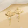 Placa de incenso repelente de mosquitos esculpida retro Guofeng sem furo para orelha clipe de orelha design de leque dobrável dobrável feminino gancho de orelha com borla de pérola atacado