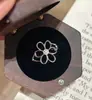 Nuevo anillo versátil único de flor dorada calada para mujer, joyería de anillo abierto con diseño de nicho de alta gama