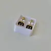 Aretes Mini Gota de Aceite Dorados de Acero de Titanio en Caja Aretes Sencillos de Tornillo Cuatro Hojas Pendientes de Marca Grande