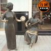 Decoración de boceto de personaje folclórico para la Plaza de la Calle Comercial Decoración de escultura de personaje musical de cobre de imitación de tres cuerdas elásticas de FRP