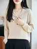 Suéter feminino de lã fina com textura trançada em relevo, apresentando um design outono/inverno, gola alta, carcela parcialmente aberta e efeito emagrecedor, perfeito para o vestuário de trabalho.