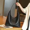 Bolsa de Ombro Moda Transfronteiriça Europeia e Americana Novo Estilo, Bolsa Tote de Couro Bovino de Alta Capacidade Nicho de Qualidade, Bolsa de Braço Versátil em Couro Genuíno