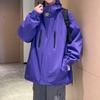 Chaqueta holgada con capucha y cremallera en el pecho para hombre, marca de moda de estilo Hong Kong, primavera de 2024, diseño de abrigo en una tienda.