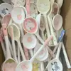 Gran Venta Cuchara de Cerámica Vajilla Postre Dibujos Animados Lindos Cuchara de Mango Largo Cuchara para Alimentos Resistente a Altas Temperaturas Cuchara para Sopa Cuchara para Arroz Doméstica