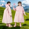 Impermeable infantil para niños y niñas, impermeable y a prueba de lluvia de cuerpo completo, diseñado específicamente para estudiantes de preescolar y primaria con espacio para mochila