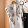 Bufanda Triángulo Perezosa Estilo Francés con Textura Delicada, Adecuada para Uso Diario y Decoración, Bufanda Pequeña para el Cuello de Mujer para Combinar con Camisas, Nuevo Estilo de Moda