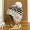 Chapéu de lã estilo coreano feminino com padrão retrô outono e inverno, grosso, quente, proteção para orelhas, alça, fofo, bola de pelo, chapéu de malha lei feng