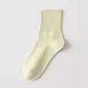 Meias folgadas para mulheres, outono e inverno, na altura da panturrilha, respiráveis, que absorvem o suor, meias sem costura