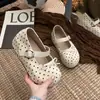 Zapatos Mary Jane para el día a día con lunares, caracterizados por un material suave, suela gruesa y un estilo sofisticado pero discreto. Estos zapatos de mujer son fáciles de cuidar y añaden un toque de elegancia a cualquier atuendo.