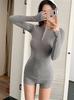 Traje de punto especiado estilo americano Camiseta de manga larga ajustada con cuello redondo para mujer 2025 Casual Shorts ajustados Traje de dos piezas