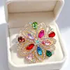 Broche de Flor de Cristal Oca da Indústria Pesada Europeia com Pinos de Strass para Ternos Casacos Qipao Vestidos Acessórios Corsage