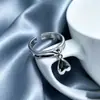 Diseño de estrella de múltiples capas, delicadamente incrustado, que ofrece un toque de lujo discreto y sofisticación.. Una colección versátil de anillos para mujer, con estilos minimalistas y únicos que irradian un encanto refinado y elegante.