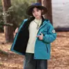 Cortavientos infantil para niños, tres en uno, adecuado para primavera, otoño e invierno, desmontable, a prueba de viento, con capucha, longitud media, estilo funcional para exteriores