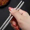 Juego de palillos redondos de acero inoxidable apto para uso alimentario, resistentes al calor, antideslizantes y resistentes al moho. Diseño moderno y minimalista para el hogar y la familia. Incluye un palillo individual para cada persona.