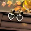 Pendientes Piercing de Moda y de Alta Gama Incrustados con Diamantes Negros para Mujer en Otoño e Invierno, Versátiles Pendientes de Clip Triángulo de Lujo Ligero al por Mayor
