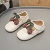 Sapatos de couro com acabamento em renda para meninas, novo estilo primavera/verão 2026, sapatilhas fofas adornadas com laço para bebês e crianças, sapatos de performance.