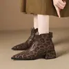 Botas de tornozelo estilo rua com estampa de leopardo europeia e americana, absolutamente deslumbrantes, para mulheres 2026 Outono/Inverno Nova Chegada Bico Fino Super Quentes Elegantes