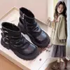 Botas de tornozelo para meninas, nova coleção outono 2026, estilo popular, inspiração britânica, solado macio, botas curtas, botas estilo Martin para crianças, botas únicas para meninas pequenas
