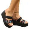Sandalias y Zapatillas de Plataforma con Cuña para Mujer de Comercio Exterior Transfronterizo para Uso Exterior Verano Nuevo Estilo Plataforma Suela Gruesa Talla Grande Europea y Americana Moda